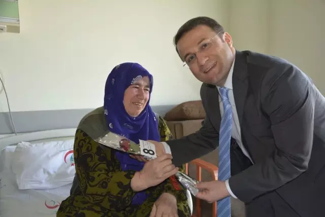 Kaymakam Çimşit'ten Kurumlarda Çalışan Bayan Personele Karanfil