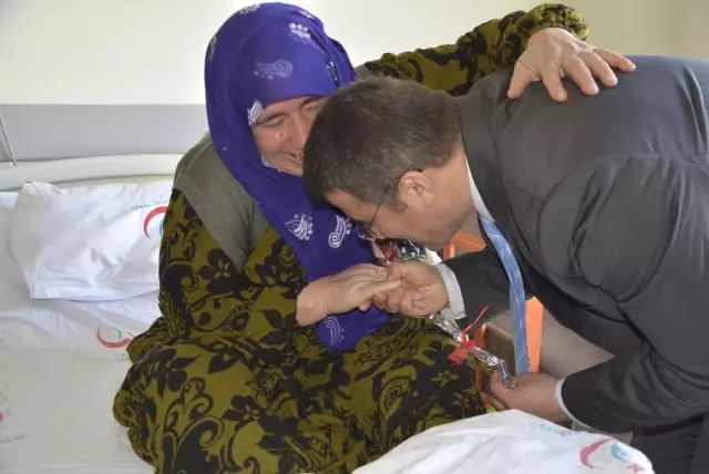 Kaymakam Çimşit'ten Kurumlarda Çalışan Bayan Personele Karanfil