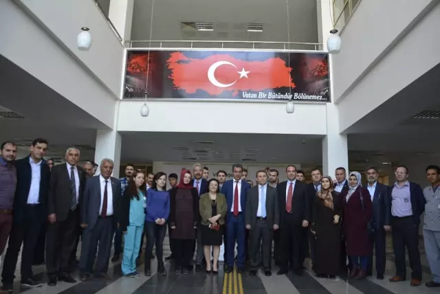 Kaymakam Çimşit'ten Kurumlarda Çalışan Bayan Personele Karanfil