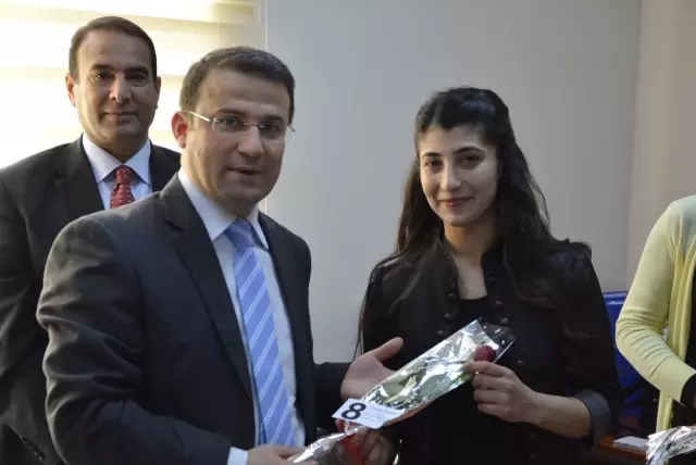 Kaymakam Çimşit'ten Kurumlarda Çalışan Bayan Personele Karanfil