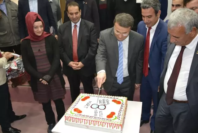 Kaymakam Çimşit'ten Kurumlarda Çalışan Bayan Personele Karanfil