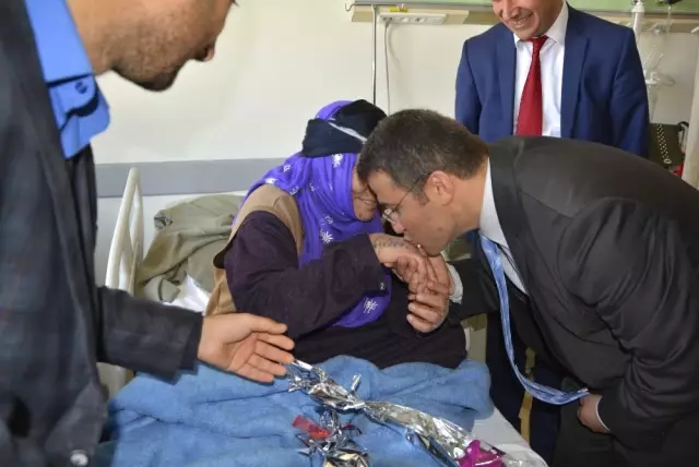 Kaymakam Çimşit'ten Kurumlarda Çalışan Bayan Personele Karanfil