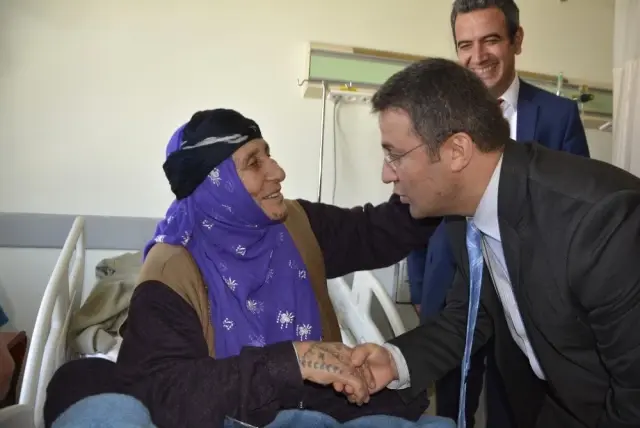 Kaymakam Çimşit'ten Kurumlarda Çalışan Bayan Personele Karanfil