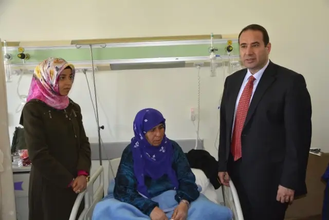 Kaymakam Çimşit'ten Kurumlarda Çalışan Bayan Personele Karanfil
