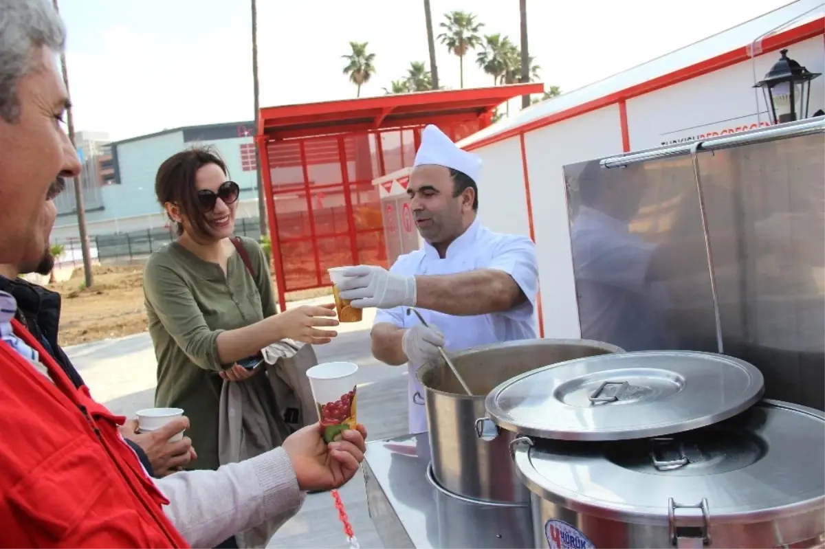 Türk Kızılayı İskenderun Şubesi'nden Üniversite Öğrencilerine Sıcak Çorba İkramı