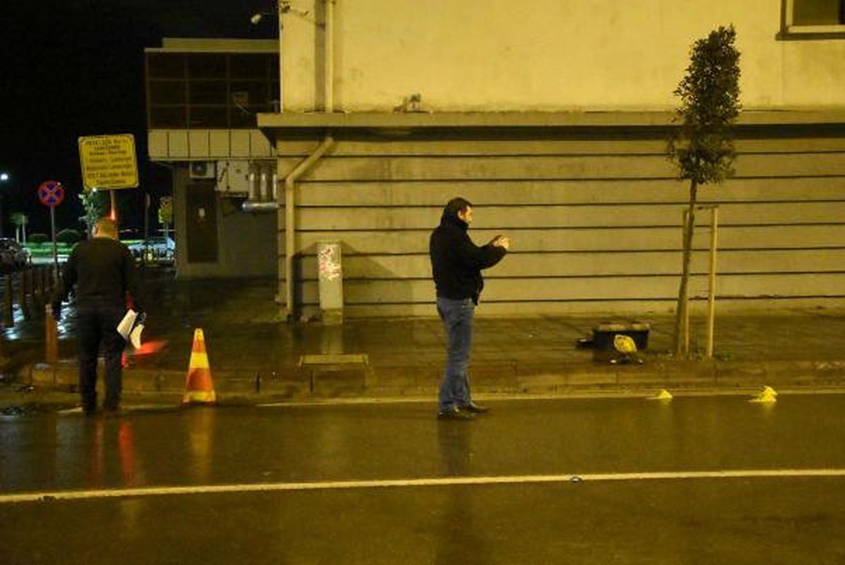 İzmir'de Büfeye Ateş Açıldı: 1'i Ağır 4 Kişi Yaralandı