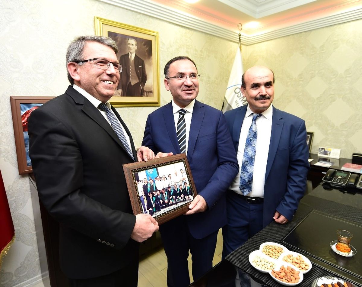 Bakan Bozdağ, 30 Yıl Önceki Mezuniyet Fotoğrafıyla Şaşkına Döndü