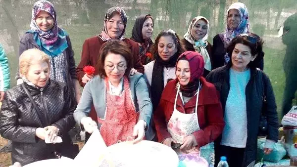 CHP'li Biçer Hamur Açtı, Gözleme Yaparak Sattı CHP'li Biçer Hamur Açtı, Gözleme Yaparak Sattı