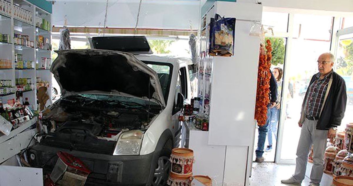 İş Yerine Dalan Araç, İki Aylık Dükkanı Darmaduman Etti
