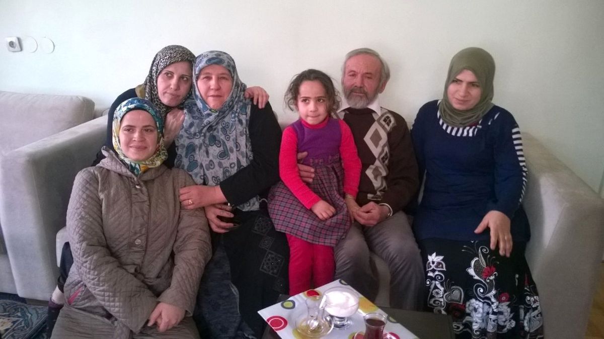Iyilik Şampiyonu' Yaşlı Çift, Suriyelilere Anne Baba Oldu (2)