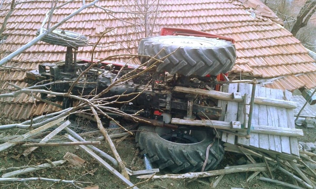 Kontrolden Çıkan Traktör, 30 Metre Yükseklikten Evin Çatısına Düştü