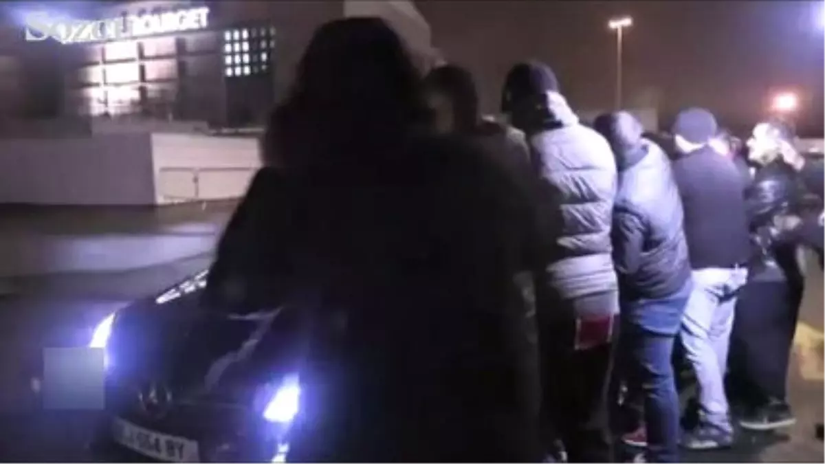 Yıldız Oyuncu Arabasıyla Taraftara Çarptı!