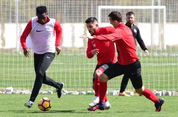Antalyaspor'da Eto'o'nun 36'ncı Yaş Günü Antrenman Sahasında Kutladı