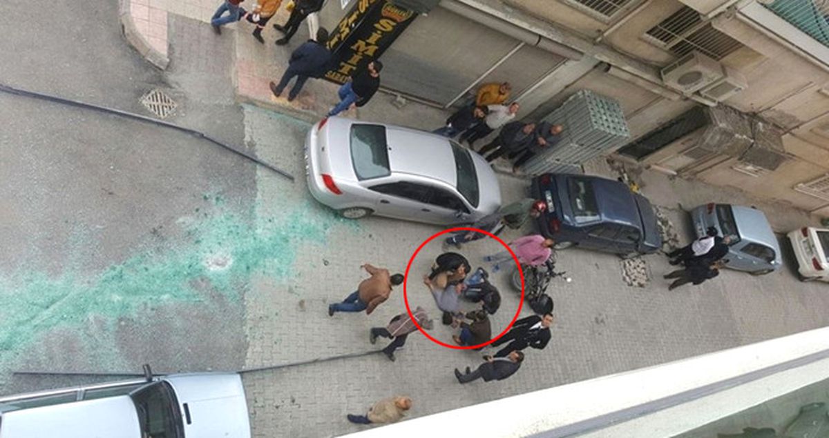 Binadan Düşen Cam Balkon, Motosikletli Genci Ağır Yaraladı