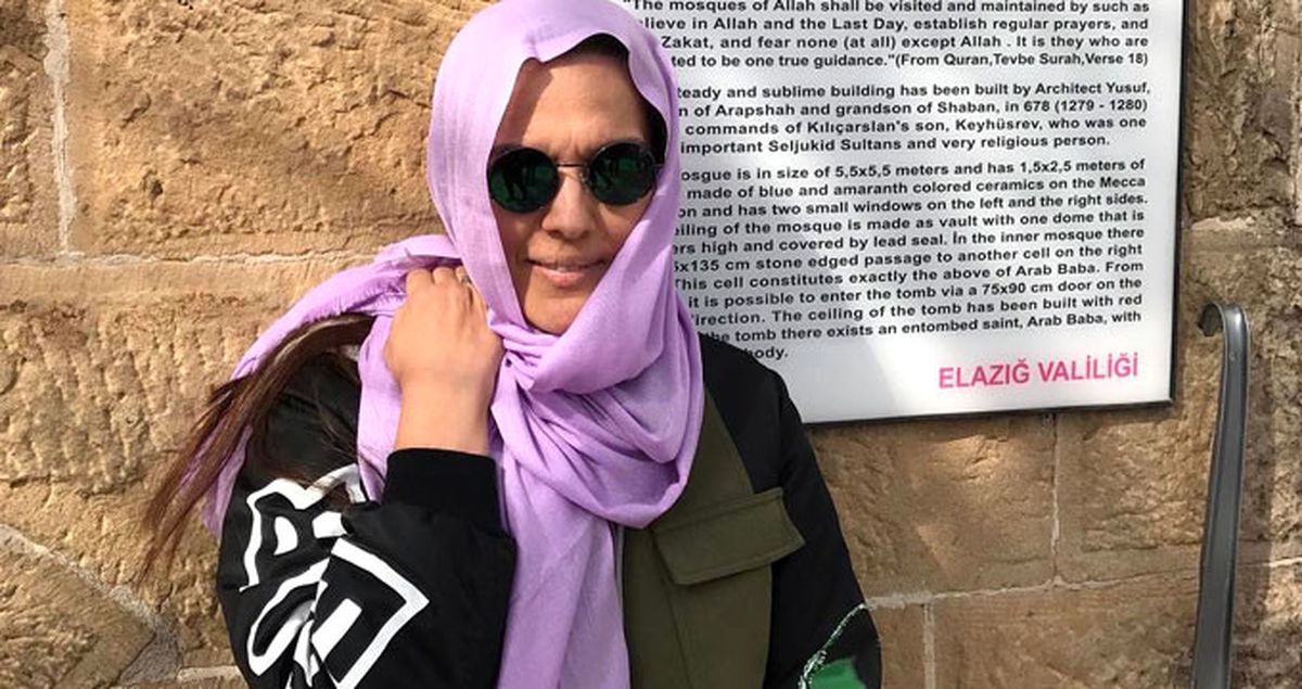 Demet Akalın Başını Kapatıp Türbeye Gitti