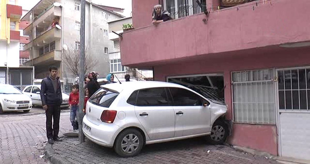 Direksiyonu Kilitlenen Araç, Suriyeli Ailenin Evine Çarptı