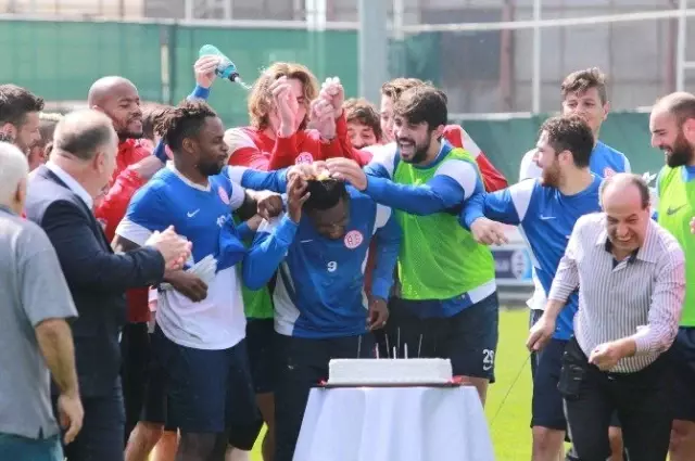 Eto'o'nun 36'ncı Yaş Gününde Arkadaşları Yüzüne Pasta Attı