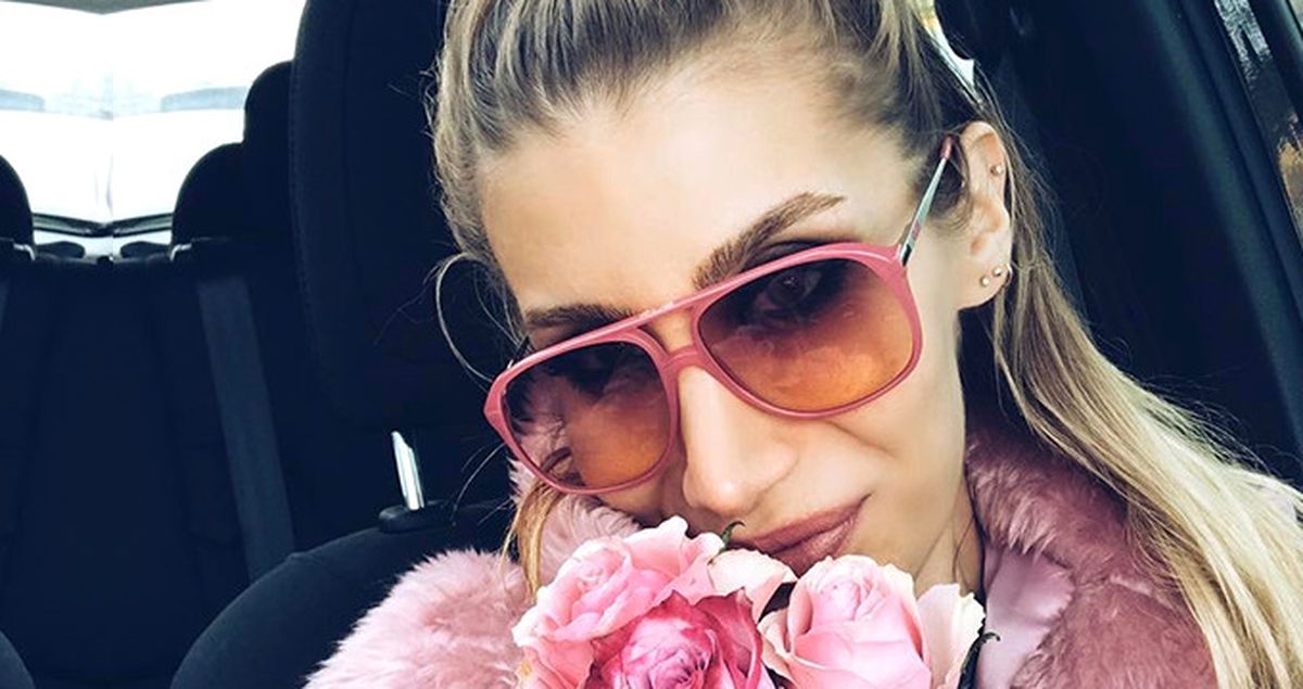 İrem Derici Hediye Edilen Pembe Güllerle Mest Oldu