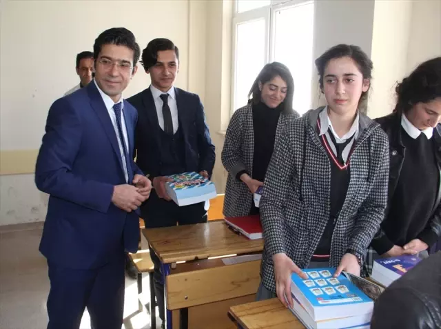 Kaymakam Öztürk'ten Öğrencilere Kitap