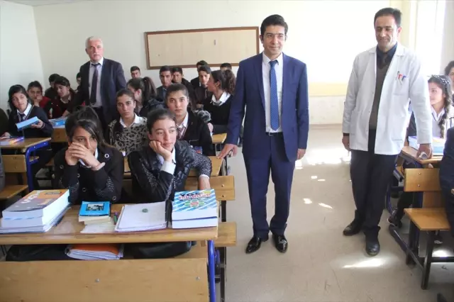 Kaymakam Öztürk'ten Öğrencilere Kitap