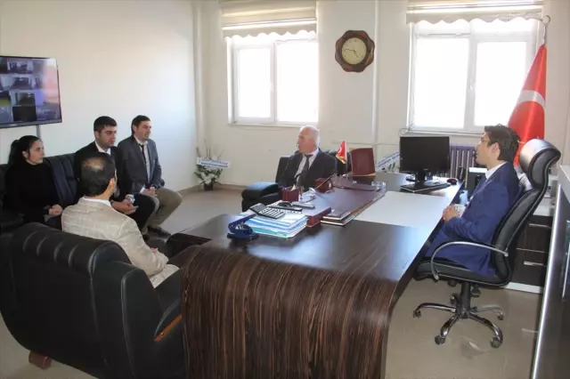 Kaymakam Öztürk'ten Öğrencilere Kitap