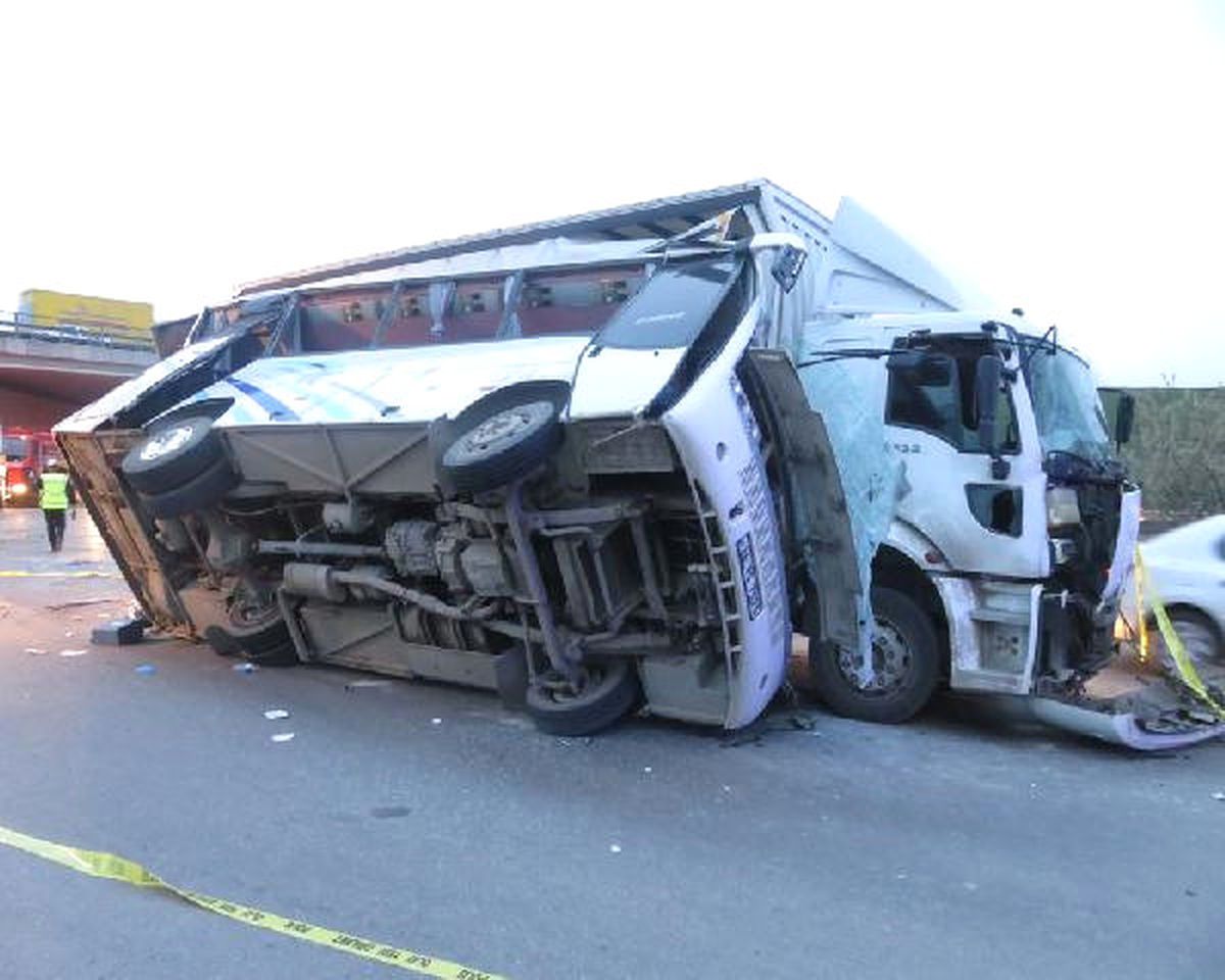 Tuzla'da Servis Minibüsü Kamyona Çarptı: 27 Yaralı