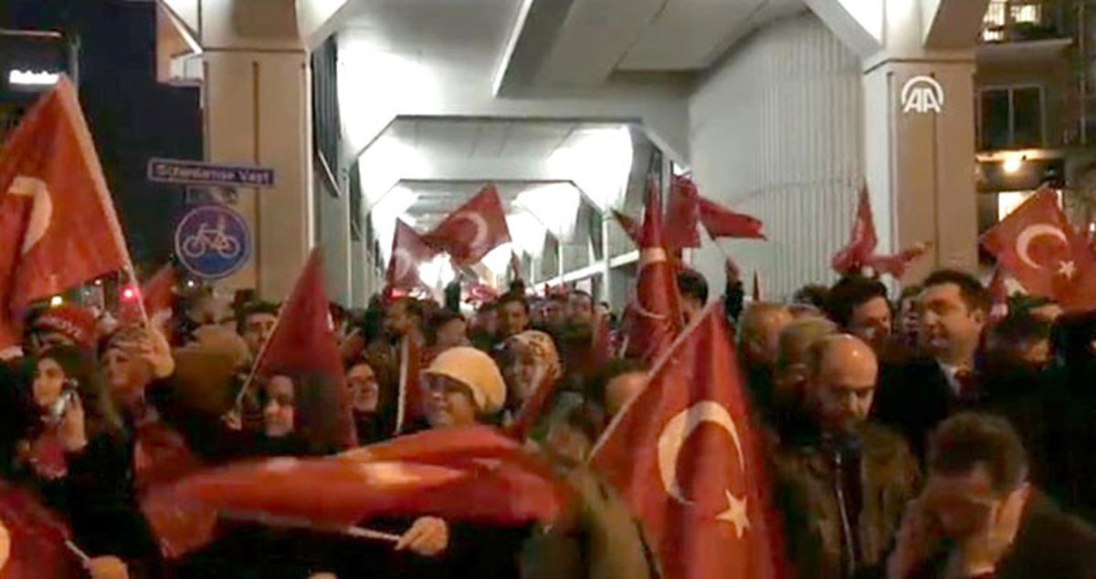 Hollanda'da Türkler Rotterdam Konsolosluğu Önünde Protesto Düzenliyor