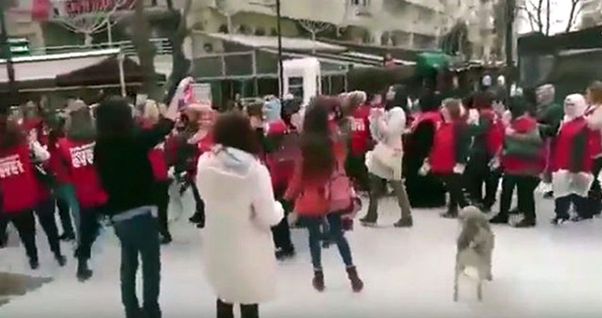 İzmir'de 'Evetçi' Gençlere Saldırı