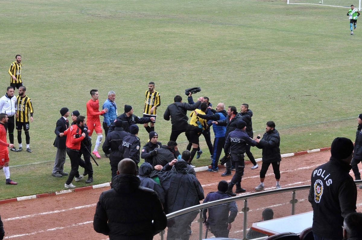 Yozgat'ta Amatör Küme Maçında Saha Karıştı, Emniyet Müdahale Etti