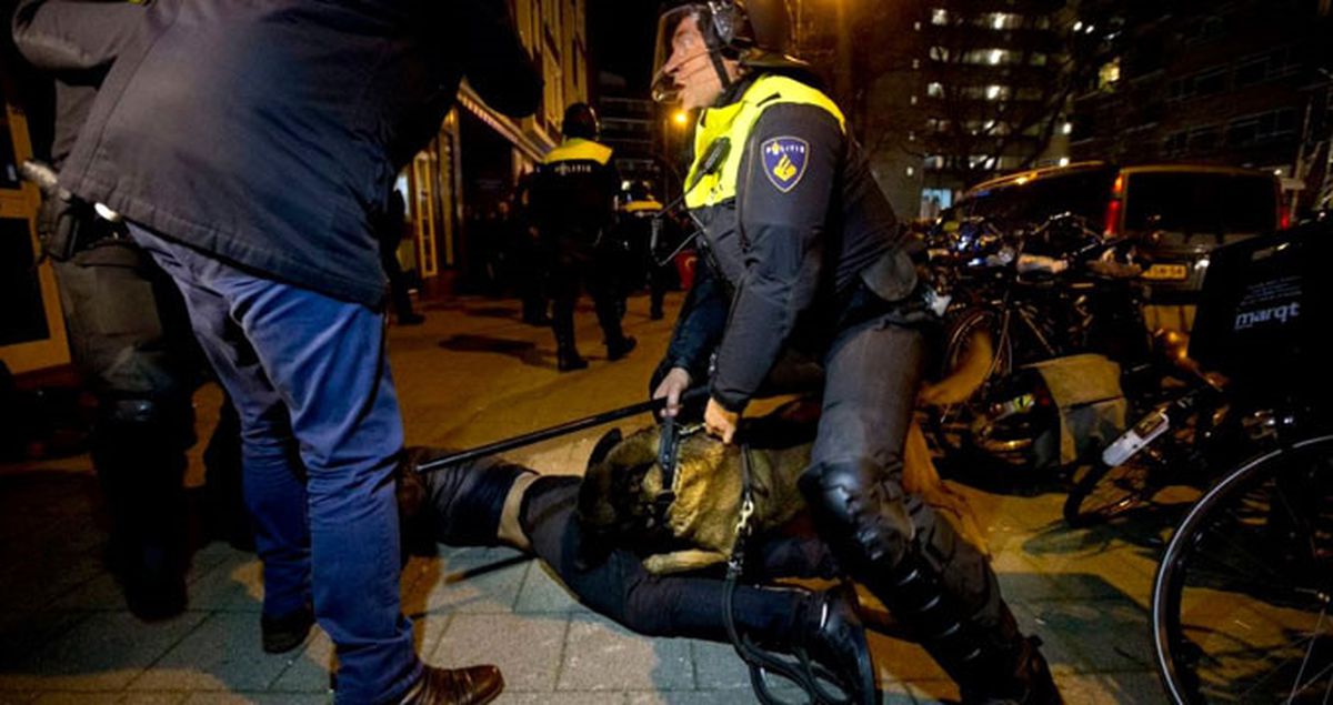 Bakan Kaya Sınır Dışı Edildikten Sonra Hollanda Polisi Türklere Saldırdı