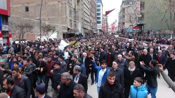 Elazığ'da Kadiri Şeyhi'nin Cenazesine İzdiham Elazığ'da Kadiri Şeyhi'nin Cenazesine İzdiham