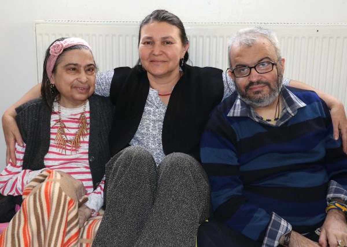 Eşinin Engelli 2 Kardeşine Bakan Kadın, Herkesin Takdirini Kazandı