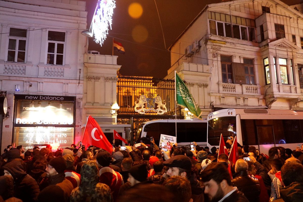 Hollanda Elçilikleri Giriş-Çıkışlara Kapatıldı