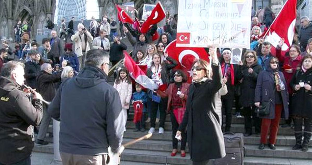 Hollanda'nın Rezaletini Es Geçip Türkiye'deki Kutuplaşmayı Protesto Ettiler