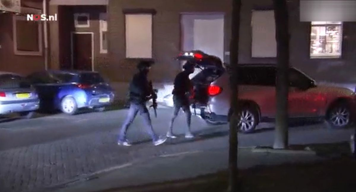 Hollanda Polisi, Başkonsolosluk Binası Önüne Ağır Silahlarla Geldi
