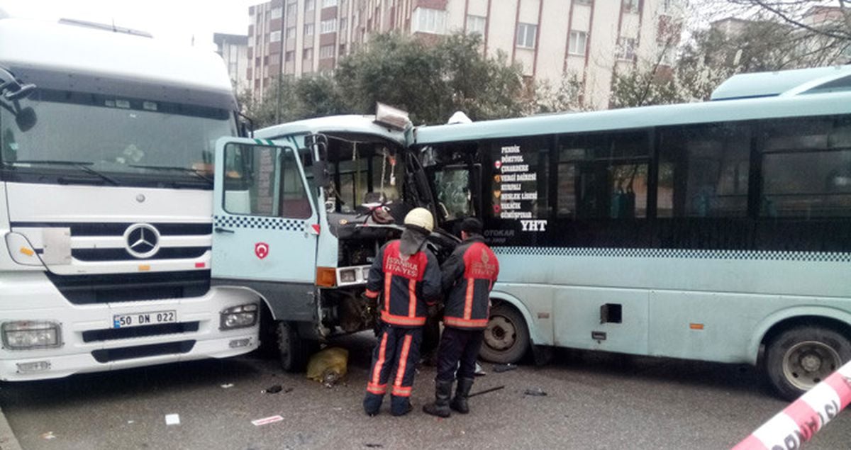 Kartal'da İki Yolcu Minibüsü Kafa Kafaya Çarpıştı: 7 Yaralı