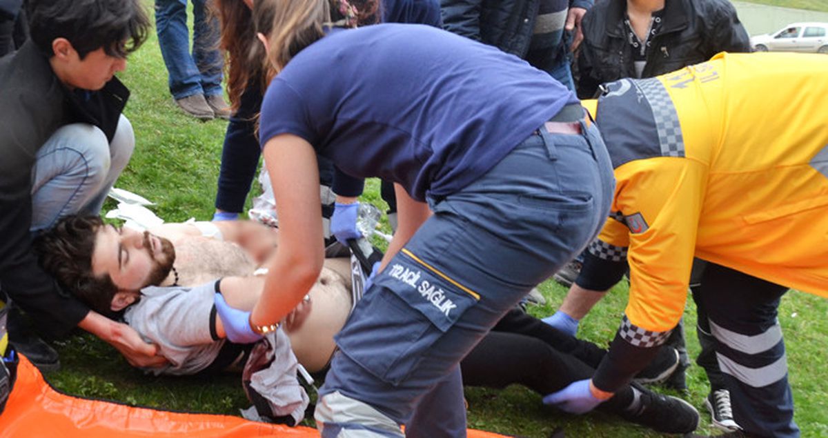 Kız Arkadaşıyla Parka Giden Genç, 'Yan Bakma' Yüzünden Suriyeli Şahsı Bıçakladı