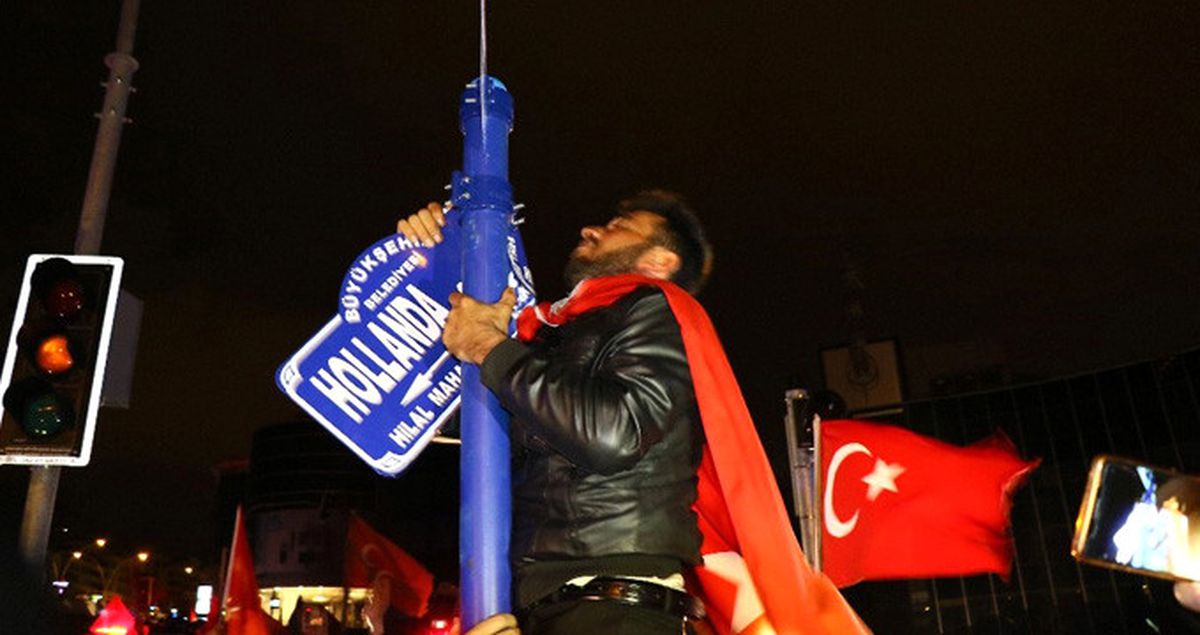 Protestocular Hollanda Caddesi'nin Tabelasını Söktü