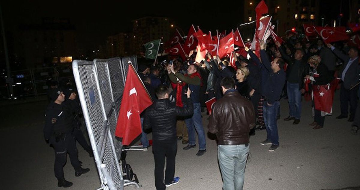 Ankara ve İstanbul'da Vatandaşlar Sokağa Döküldü! Hollanda'ya Öfke Yağıyor!