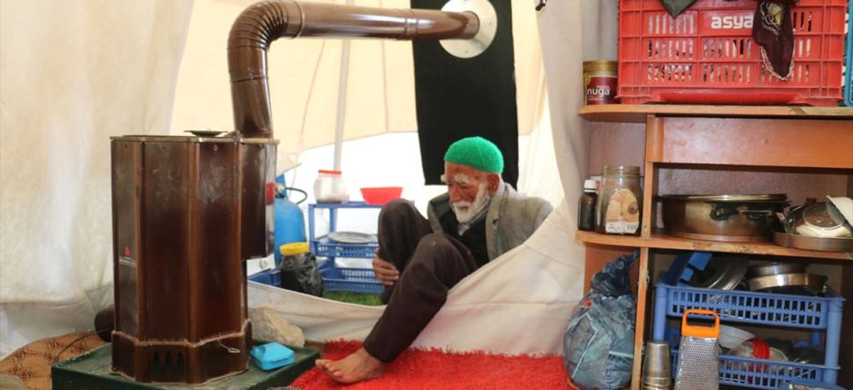 Depremden Sürünerek Kurtulan Yaşlı Adam: Önce Allah'a Dua Ettim Sonra Süründüm
