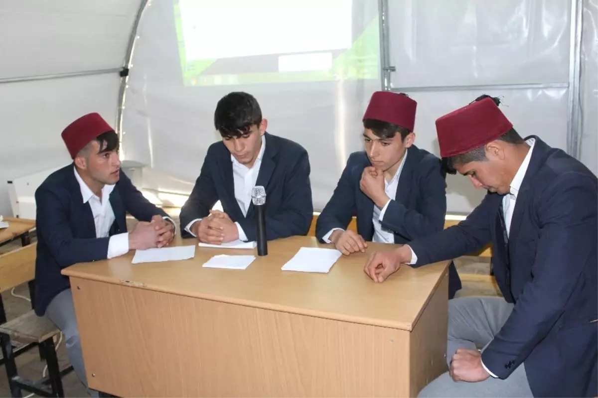 Depremzede Öğrenciler Mehmet Akif'i Çadırda Andı