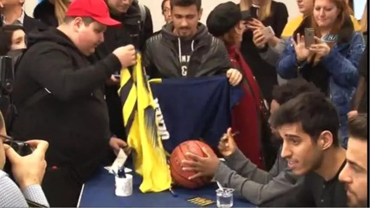 Fenerbahçe'li Basketbolcular, İmza Gününde Taraftarlarla Buluştu
