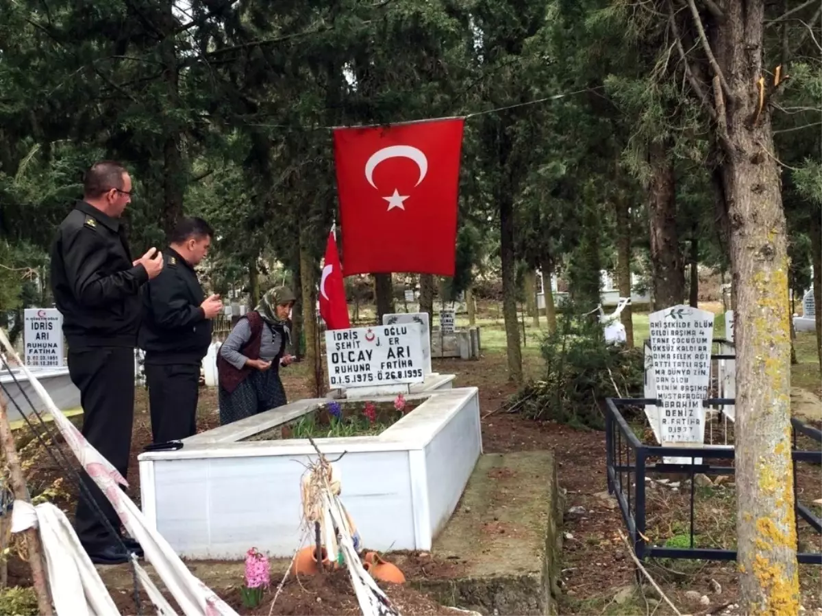 Salihli'de Komutanlar Şehit Ailelerinin Yanında