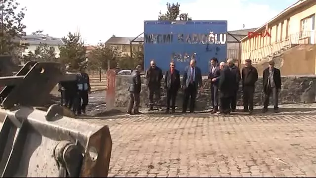 Ardahan Esenyurt Belediye Başkanı Kadıoğlu'nun, Hanak'taki Tabelası Yıkıldı Ardahan Esenyurt Belediye Başkanı Kadıoğlu'nun, Hanak'taki Tabelası Yıkıldı