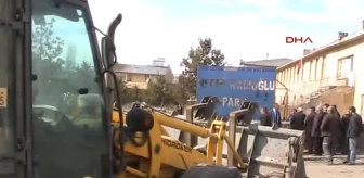 Ardahan Esenyurt Belediye Başkanı Kadıoğlu'nun, Hanak'taki Tabelası Yıkıldı