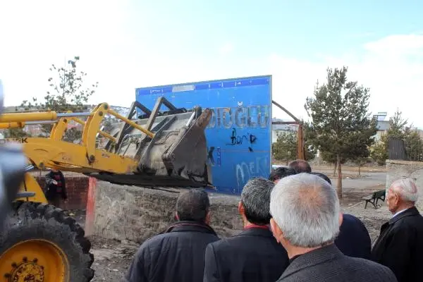 Ardahan Esenyurt Belediye Başkanı Kadıoğlu'nun, Hanak'taki Tabelası Yıkıldı Ardahan Esenyurt Belediye Başkanı Kadıoğlu'nun, Hanak'taki Tabelası Yıkıldı