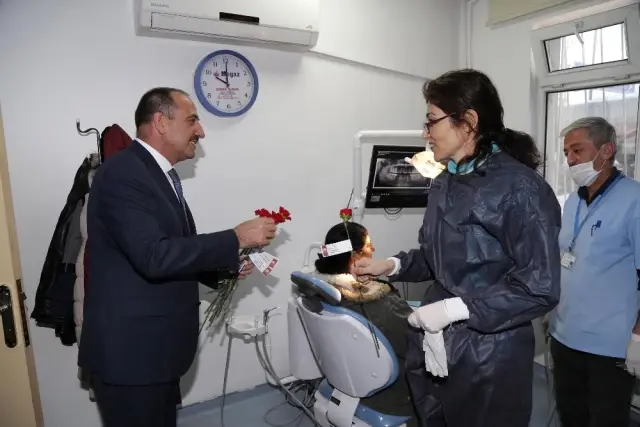 Başkan Duruay'dan, Adsm ve Hasvak Hastanesi'ne Tıp Bayramı Ziyareti Başkan Duruay'dan, Adsm ve Hasvak Hastanesi'ne Tıp Bayramı Ziyareti