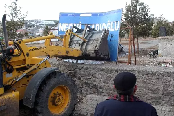 Esenyurt Belediye Başkanı Kadıoğlu'nun, Hanak'taki Tabelası Yıkıldı Esenyurt Belediye Başkanı Kadıoğlu'nun, Hanak'taki Tabelası Yıkıldı