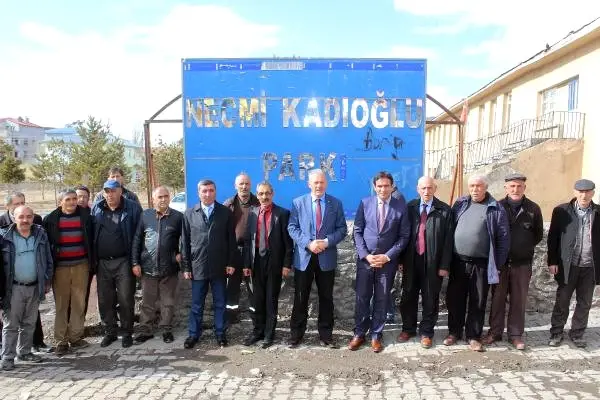 Esenyurt Belediye Başkanı Kadıoğlu'nun, Hanak'taki Tabelası Yıkıldı Esenyurt Belediye Başkanı Kadıoğlu'nun, Hanak'taki Tabelası Yıkıldı