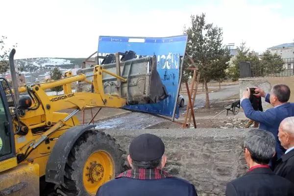 Esenyurt Belediye Başkanı Kadıoğlu'nun, Hanak'taki Tabelası Yıkıldı